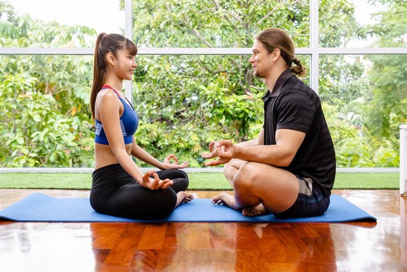 Illustration of holistic approach to wellness combining nutrition, exercise, and mental health improve fitness outcomes.